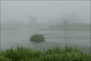 Рассвет на перекатах в тумане