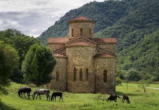 Средний храм в Аланском христианском историко-культурном музее-заповеднике датируется первой четвертью X века.