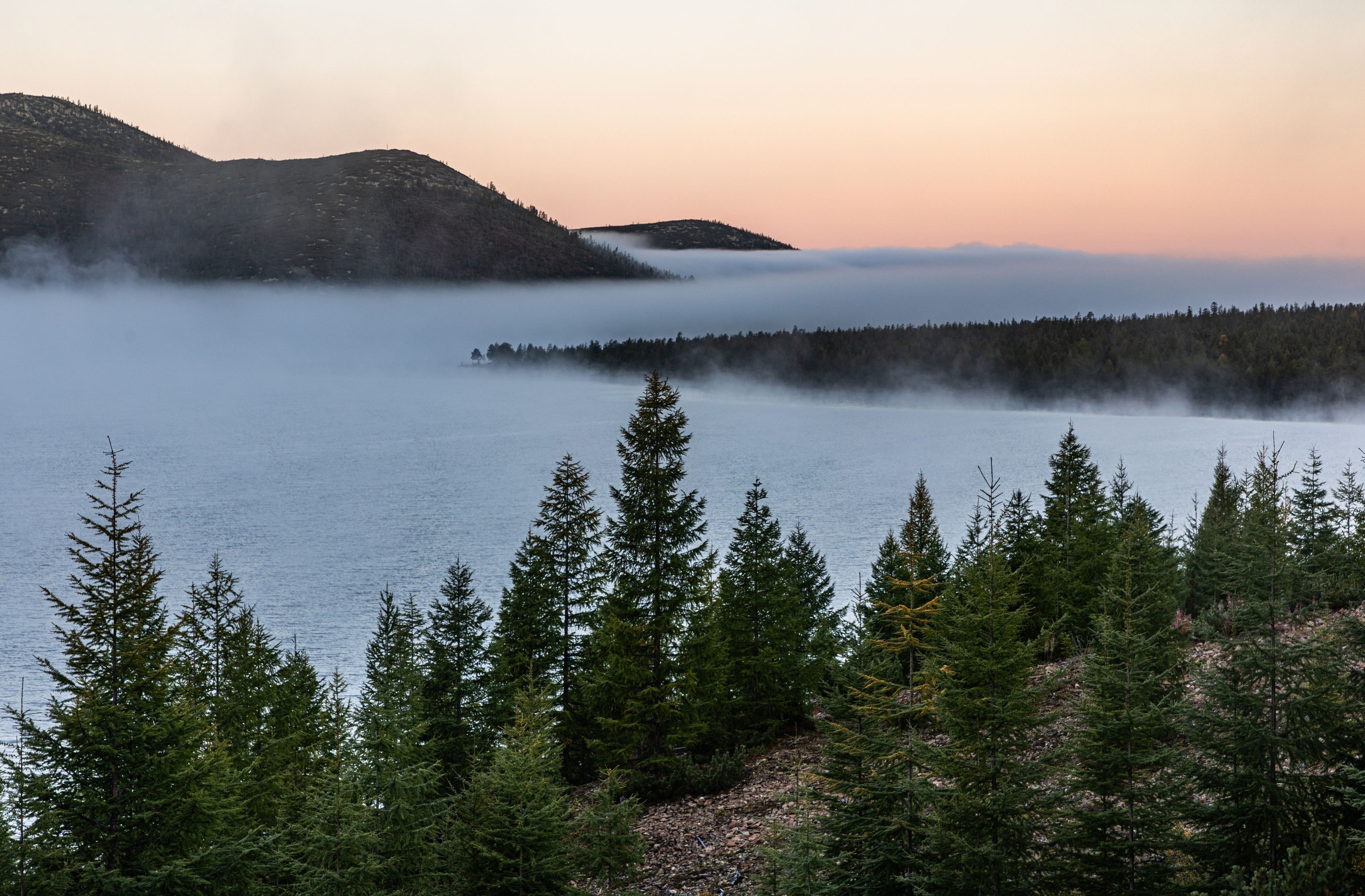 Ранним утром туман полностью заполнил всю чашу озера Гранд, оставив открытыми только верхушки сопок.