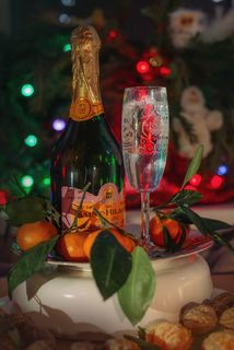 Новый год Шампанское бокал мандарины гирлянды