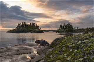 Утреннее солнце где-то за облаками.