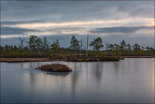 Ноябрьский вечер на замёрзшем озере