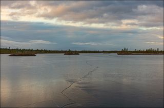 На середине замёрзшего озера под вечер