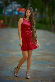 Девушка в красном