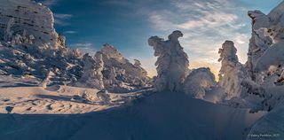 01 В надежде на эффектные виды я отправился на лыжах с камусами в сторону цепочки скал-останцев под названием Верблюды, расположенных на склонах этой горы. И предчувствия меня не обманули