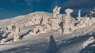 01 Большую часть того дня солнце было в лёгкой дымке у горизонта, смягчавшей свет на горе. Ненадолго оно, всё же, понялось выше и свет стал жёстким