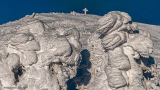 03 … подчёркивающих фактуры снежных надувов на кедрах