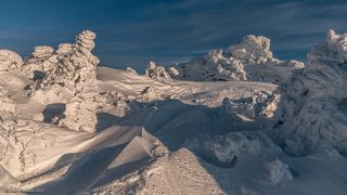 01 Склоны горы Шатёр украшают интересные скалы-останцы