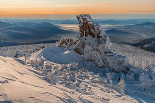 01 Склоны горы Курган украшают интересные скалы-останцы. Вот одна из них, …