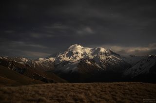 Ночной Эльбрус.
Полнолуние, 3 часа ночи, штатив, пульт.