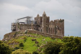 Скала Кэшел - это укрепленное аббатство в графстве Типперэри региона Нижний Шаннон, свыше 700 лет являлось троном королей Мюнстера, чьи владения занимали почти всю южную Ирландию. В 1101 г. они передали Кэшел церкви, и аббатство процветало как религиозный центр до осады армией Кромвеля в 1647 г. Аббатство окончательно покинули в XVIII веке.