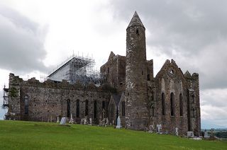 Самое древнее и высокое здание на скале, 28-ми метровая башня, позволяющая жителям Кэшела просматривать окружающую долину, предупреждая нападения.