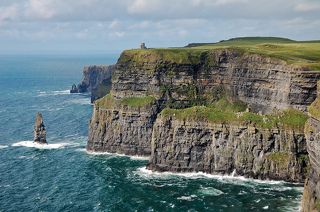 Утёсы Мохер (Cliffs of Moher) - каменная гряда высотой от 120 до 214 метров, протянувшаяся на 8 км вдоль побережья Атлантического океана в графстве Клэр в Ирландии.