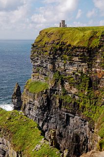 Эта одинокая круглая башня, построенная из камня, была возведена в 1835 году сэром Корнелиусом О’Брайаном, потомком Верховного Короля Ирландии Брайана Бору, дабы производить впечатление на своих гостей открывающейся со смотровой площадки панорамой.