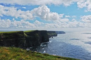 До сих пор в Ирландии существует предание, повествующее о трагической роли утесов в истории страны. Когда религия друидов стала утрачивать свои позиции в Ирландии, многие из ее адептов предпочли смерть, бросившись в воды океана с самой высокой точки скальной гряды – 214 м, находящейся в 8 км к северу от башни О’Брайана.