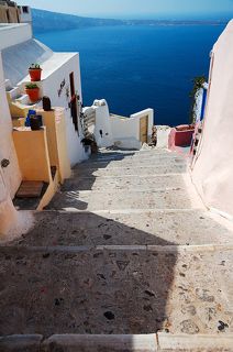 ...здесь и лестницы, спускающиеся к морю,