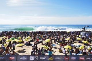 Пляж Супертубос - называется так, потому что волны в этой части Атлантики часто заворачиваются в трубу.