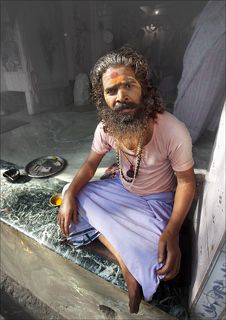 Жрец храма Шивы.
Индия, Радхакунда