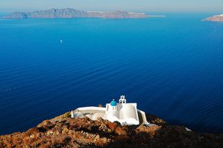 Каких только куполов нет у церквей острова Санторини. Но все они будут неизменно бело - синего цвета. Убедитесь сами :-)