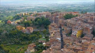 Город стоит на небольших холмах, создавая уникальное впечатление, что город состоит из нескольких городов.