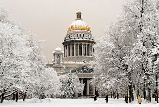 Исаакиевский собор пасмурным зимним днём.