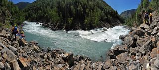 Вход в каньон Тентек, р.Коксу. Чуть было не влетели в него без осмотра, а смотреть там есть что... )