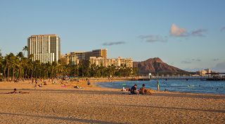 В Гонолулу находится знаменитый пляж Вайкики, название которого известно далеко за пределами островов. 
А вдалеке на фотоj виднеется гора Diamond Head.