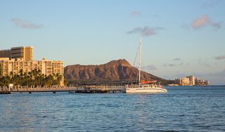 Попадая на пляж Вайкики ожидаешь увидеть красивые молодые тела парней и девушек, которые нам так часто показывали по ТВ. Но пляж Вайкики ничем не отличается от других пляжей мира.