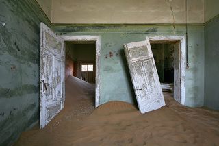 Итак, прогуливаясь вдоль вверенных его заботам железнодорожных путей, достопочтенный гер Левал мечтал о холодном пиве, лениво ковырял песок пальцем ноги, как вдруг в этом самом песке что-то подозрительно блеснуло.  «Клевая  стекляшка!» - подумал простодушный Закарис, положил ее в карман, и в тот же вечер похвастался диковинкой перед своим десятником Августом Штаухом.