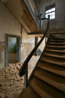 Мама же Августа Штауха, должен доложить я вам, дураков не рожала – поработавший в свое время в Кимберли десятник быстро распознал в стекляшке алмаз. Не привлекая излишнего внимания, шустрый Штаух поспешил застолбить обширный участок вдоль узкой седловины в доломитовом хребте близ Людерица. По этому своеобразному коридору ветер несет песок из примыкающей к устью Оранжевой южной части пустыни Намиб далее на север. Именно туда, сообразил сметливый десятник, мелкие алмазы, выносимые рекой в океан, а затем выбрасываемые прибоем на берег, переносятся вместе с песком. В считанные годы Август Штаух стал мультимиллионером.