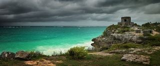 Город защищали крутые утесы, обрывающиеся в море, а со стороны суши - была возведена стена высотой 3-5 м.