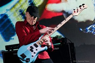 На днях Москву посетил легендарный бас-гитарист Билли Шихэн (Billy Sheehan), называемый авторитетным порталом allmusic.com «Эдди Ван Халеном на басу». Один из наиболее известных американских гитаристов провел в Москве в магазине «Музторг» пресс-конференцию, посвященную участию музыканта в группах Mr.Big и G3. Шихэн также рассказал о своей любви к Прокофьеву, смерти рекорд-бизнеса и о секретах успеха любого рок-музыканта.