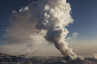 Парогазовая колонна с пеплом поднимается до 3-4 км.