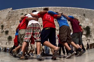 группа ребят, перед отправкой в армию, пришли помолиться у Стены и завели вот такой танец-хоровод!