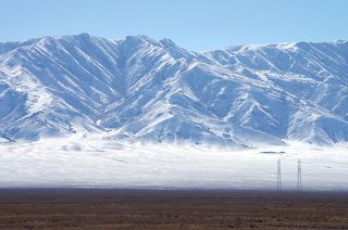 По дороге из Алматы... это был первый день наш в Казахстане... и мы были в восторге от снежных вершин...