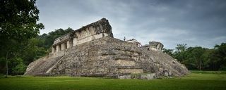 Паленке.Одна из важных достопримечательностей Паленке - это, конечно, Дворец. Размер его составляет 104 на 80 метров! Дворец предстает перед нами в сильно разрушенном виде, особенно сильно повреждена южная часть здания.