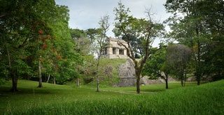 Паленке. Храм Графа получил свое название в честь французского авантюриста Жана-Фредерика де Вальдека,   который объявил себя графом и оставался в храме до 1830 года, делая зарисовки. К сожалению подняться на нее уже нельзя.