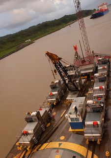 а это паровозики, которые ждут кораблики, чтобы протащить их через канал