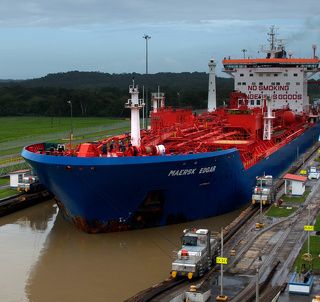 а это кораблик, который тащат паровозики через канал