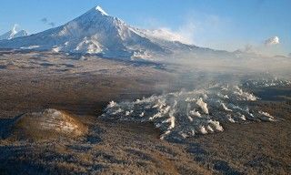Вид с вертолета на свежий лавовый поток под вулканом Толбачик, Камчатка, 30 декабря 2012