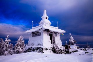 На сегодняшний день строительство ведется небольшой группой единомышленников практикующих буддизм. Уже построены: Ступа — культовое сооружение, памятник Просветленному Уму; библиотека и часть парадного крыльца; первый этаж мастерской; и т.д.