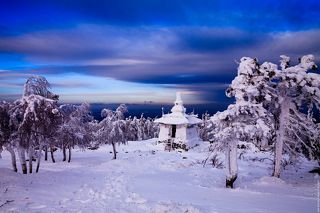 Строительство по древним тибетским и монгольским канонам монастырского зодчества позволяет сохранить экосистему местности и гармонично вписать комплекс сооружений в живописный ландшафт горы.