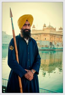Воин Сикх охраняющий Золотой Храм.

Одежда сикхов достаточно своеобразна, особенно это своеобразие проявляется в мужской одежде. Мужчины носят лунги и штаны, рубахи, жилеты, тюрбан (пагри). Они не стригут волос и не бреют бороды, которую подвязывают особым образом к подбородку. Женщины носят, как правило, юбки и обязательно покрывают голову