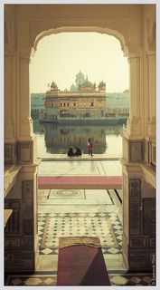 Сикхизм - молодая религия. Ее основатель Гуру Нанак создал ее в 15 веке, объединив черты индуизма и ислама. Сикхи живут в Индии в основном в штатах Пенджаб и Харьяна.
Сикхи проповедуют любовь и братские отношения ко всем людям на Земле независимо от происхождения. 
Бог рассматривается в двух аспектах — как Ниргун (Абсолют) и как Саргун (персональный Бог внутри каждого из людей). До Творения Бог существовал как Абсолют сам по себе, но в процессе Творения он выразил себя. До Творения не было ничего — ни рая, ни ада, ни трёх миров — только Бесформенное. Когда Бог захотел выразить себя (как Саргун), он сначала нашёл свое выражение через Имя, и через Имя появилась Природа, в которой Бог растворен и присутствует везде и распространяется во всех направлениях, как Любовь.
Форма поклонения Богу в сикхизме — медитация. Никакие другие божества, демоны, духи, согласно религии сикхов, не достойны поклонения.
(http://ru.wikipedia.org/wiki/%D0%A1%D0%B8%D0%BA%D1%85%D0%B8%D0%B7%D0%BC)