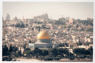 Ключи от храма Гроба Господня хранятся у мусульман! Т.к.
Храм Гроба Господня в Иерусалиме разделён между шестью христианскими конфессиями: католической, греко-православной, армянской, коптской, эфиопской и сирийской. За конфессиями закреплены разные части комплекса, но некоторые используются по очереди, например, кувуклия, где служится литургия на самом Гробе Господнем. Исторически такое деление нередко было причиной конфликтов между конфессиями, поэтому с 12 века и по сей день ключи от храма хранятся в арабо-мусульманской семье Джуда, а право каждый день открывать и закрывать храм закреплено за другой арабской семьёй Нусейбе.