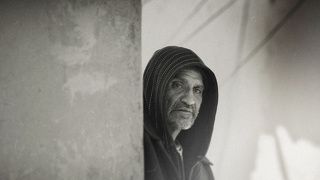 hombre, temprano en la mañana en la ciudad