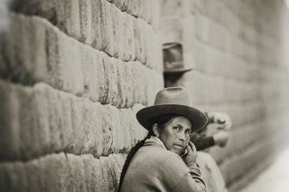 vendedora de souvenirs para los turistas. 
This is real original Inca wall.