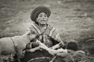 vendedora de souvenirs cerca del antiguo Camino Inca