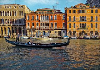 Есть категория трудящихся, приезжающих в Венецию на один день. Некоторые так делают, потому что их отпугивает дорогое проживание в гостинице или потому что они в составе организованной группы (пенсионерам можно, остальные - извращенцы). В ходе однодневной гонки трудящиеся успевают проехаться по Большому Каналу, простоять в очереди во что-нибудь мегазнаменитое на площади Сан-Марко, пообедать за безумные деньги в ресторане и купить вазочку за еще более безумные деньги в мастерской венецианского стекла. После этого они уезжают, с чистой совестью полагая, что видели Венецию.:)