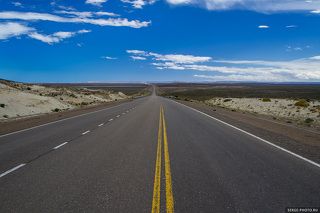 Характерными особенностями Патагонии являются огромные расстояния: она простирается на 2000 км к югу от реки Рио-Колорадо вплоть до пролива Дрейка. 
На аргентинской территории доминирует так называемая Патагонская пустыня - обширные равнины, покрытые слоем гравия и почти не имеющие растительности. 
Такой однообразный пейзаж будет мелькать (если вы едете по асфальту) или медленно проплывать (если вы движетесь по гравийной дороге) за окнами часами и даже днями. 
Зачастую расстояние до следующей заправки превышает 300 км. К тому же, она может быть закрыта.
Видимость на открытых пространствах достигает десятков километров. 
Если вы едете ночью, от замеченного света фар встречного транспорта вдалеке до проезжающего по встречной полосе автомобиля запросто может пройти 10-15 минут.